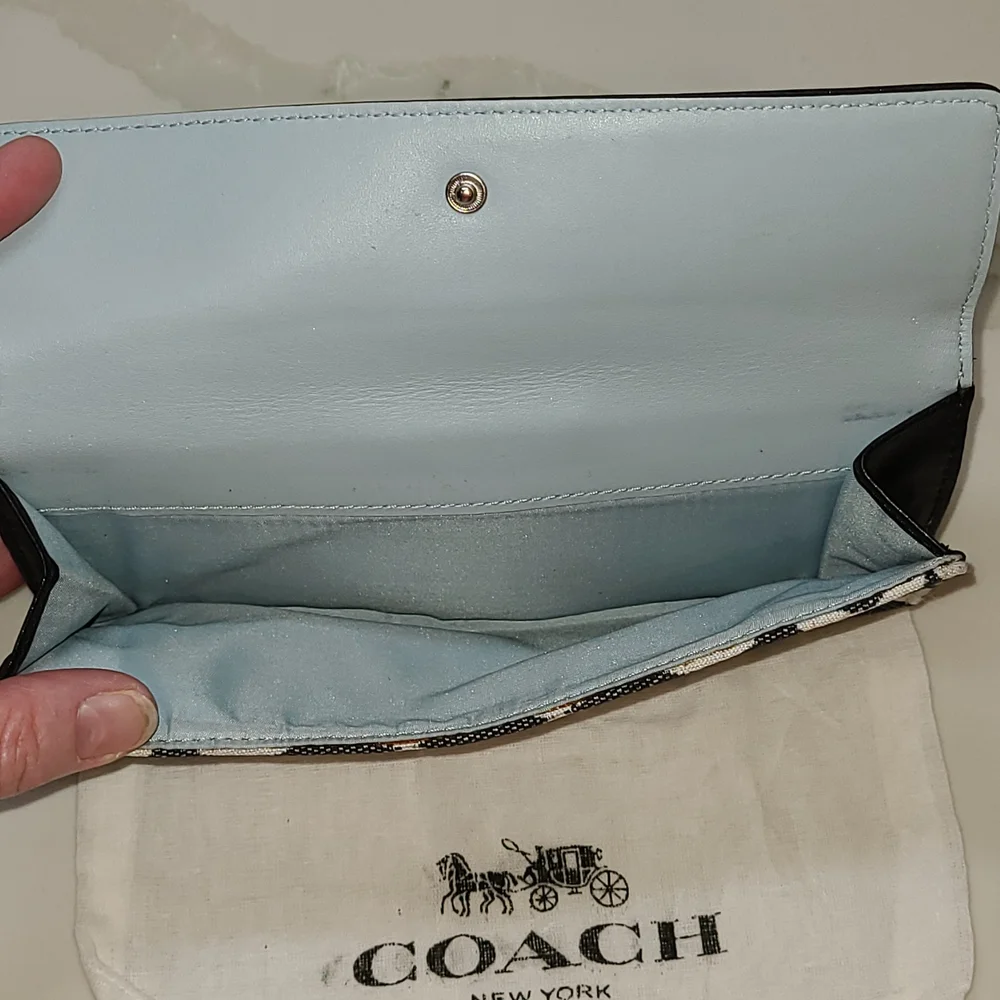 Coach Turnlock Black and White Women's Wallet EUC